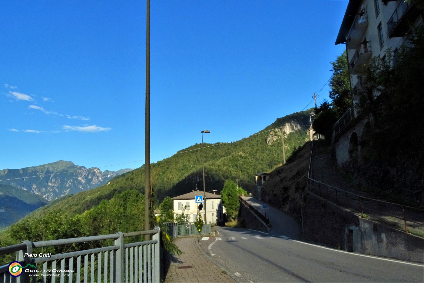 10 Scesa  200 m la strada, prendo a dx la prima mulattiera ripida segnavia bianco-verde per Mezzoldo .JPG -                                